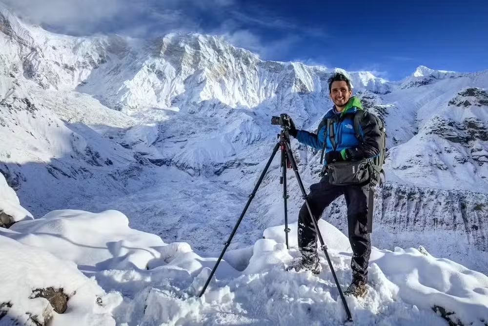 Edson Vandeira com equipamento de fotografia em montana nos Andes