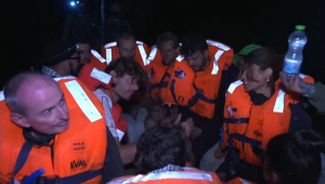 Uma imagem capturada de vídeo publicado no perfil do Ministério das Relações Exteriores de Israel no X, em 9 de junho de 2025, mostra o que, segundo a pasta, seriam passageiros do barco de ajuda humanitária Madleen, com destino a Gaza, recebendo água após a embarcação ser interceptada por forças israelenses em águas internacionais e redirecionada para a costa de Israel. A ação impediu que os ativistas a bordo, incluindo a sueca Greta Thunberg e a eurodeputada Rima Hassan, chegassem ao território palestino bloqueado. (Foto: Ministério das Relações Exteriores de Israel / AFP) **USO EDITORIAL RESTRITO – CRÉDITO OBRIGATÓRIO "AFP PHOTO / ISRAELI FOREIGN MINISTRY" – PROIBIDO USO COMERCIAL OU PUBLICITÁRIO – DISTRIBUÍDO COMO SERVIÇO AOS CLIENTES**