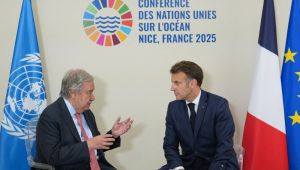 O secretário-geral da ONU, António Guterres (à esq.), se reúne com o presidente da França, Emmanuel Macron, antes de um encontro bilateral à margem da Conferência das Nações Unidas sobre os Oceanos (UNOC3), na cidade de Nice, na Riviera Francesa, em 9 de junho de 2025. (Foto: Laurent Cipriani / POOL / AFP)