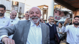 SP - LULA/SP/FAVELA DO MOINHO - POLÍTICA - O presidente da República, Luiz Inácio Lula da Silva, participa da cerimônia de anúncio da Solução Habitacional para a Favela do Moinho, na zona central de São Paulo, nesta quinta-feira, 26. A Favela do Moinho é uma ocupação onde vivem atualmente cerca de 900 famílias. Um acordo firmado com o governo de São Paulo prevê que cada núcleo familiar tenha direito a escolher um imóvel de até R$ 250 mil. Todas as famílias com renda de até R$ 4.700 mensais serão contempladas. Foto: WAGNER ORIGENES/ATO PRESS/ESTADÃO CONTEÚDO