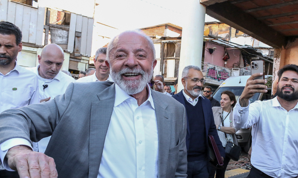 SP - LULA/SP/FAVELA DO MOINHO - POLÍTICA - O presidente da República, Luiz Inácio Lula da Silva, participa da cerimônia de anúncio da Solução Habitacional para a Favela do Moinho, na zona central de São Paulo, nesta quinta-feira, 26. A Favela do Moinho é uma ocupação onde vivem atualmente cerca de 900 famílias. Um acordo firmado com o governo de São Paulo prevê que cada núcleo familiar tenha direito a escolher um imóvel de até R$ 250 mil. Todas as famílias com renda de até R$ 4.700 mensais serão contempladas. Foto: WAGNER ORIGENES/ATO PRESS/ESTADÃO CONTEÚDO