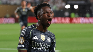 O atacante brasileiro #07 do Real Madrid, Vinicius Junior, comemora o primeiro gol de sua equipe durante a partida de futebol do Grupo H da Copa do Mundo de Clubes da FIFA 2025 entre o FC Salzburg da Áustria e o Real Madrid da Espanha no Estádio Lincoln Financial Field, na Filadélfia, em 26 de junho de 2025. (Foto de FRANCK FIFE / AFP)