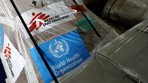 Os logotipos da MSF (Médicos Sem Fronteiras) e da Organização Mundial da Saúde (OMS) são vistos em suprimentos humanitários para Gaza, armazenados em armazéns do Crescente Vermelho Egípcio, na cidade fronteiriça egípcia de El-Arish, em 8 de abril de 2025. (Foto de Benoit Tessier / POOL / AFP)