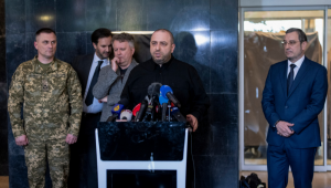 O principal negociador da Ucrânia e ministro da Defesa, Rustem Umerov (ao centro), ao lado do vice-chefe da inteligência militar ucraniana, Vadym Skibitsky (à direita), e do vice-ministro das Relações Exteriores da Ucrânia, Sergiy Kyslytsya (terceiro da esquerda para a direita), fala a jornalistas após uma reunião com delegados russos em Istambul, em 16 de maio de 2025. O principal negociador ucraniano afirmou nesta sexta-feira que o “próximo passo” nas negociações com a Rússia deve ser um encontro entre os presidentes Volodymyr Zelensky e Vladimir Putin. “Acredito que o próximo passo seria a organização de uma reunião em nível de líderes”, disse o ministro da Defesa e chefe da delegação ucraniana, Rustem Umerov, a repórteres em Istambul, após o primeiro encontro presencial de paz entre os dois lados em mais de três anos. (Foto de KEMAL ASLAN / AFP)