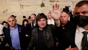 O presidente da Argentina, Javier Milei, acena durante visita ao Muro das Lamentações, na Cidade Velha de Jerusalém, em 9 de junho de 2025. (Foto: Menahem Kahana / AFP)