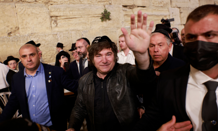 Milei chega a Israel e visita Muro das Lamentações em Jerusalém