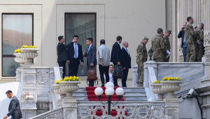 Uma delegação chega ao Palácio Ciragan para o segundo encontro entre as delegações da Rússia e da Ucrânia para negociações de paz em Istambul, em 2 de junho de 2025. (Foto de Yasin AKGUL / AFP)