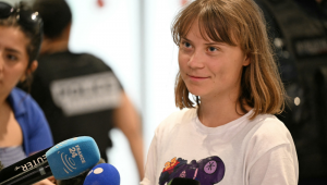 A ativista sueca Greta Thunberg conversa com jornalistas ao chegar ao Aeroporto Roissy-Charles de Gaulle, ao deixar Israel em um voo para a Suécia, via França, após ter sido detida juntamente com outros ativistas a bordo de um barco de ajuda humanitária com destino a Gaza, em 10 de junho de 2025. Thunberg partiu de Israel em um voo de Tel Aviv para a Suécia (via França). Das 12 pessoas a bordo do Madleen, que transportava alimentos e suprimentos para Gaza, cinco ativistas franceses foram presos após se recusarem a deixar Israel voluntariamente. (Foto de Hugo MATHY / AFP)