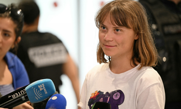 ‘Israel nos sequestrou em águas internacionais’, diz Greta Thunberg ao chegar à França