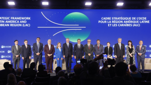 Participantes do marco estratégico da OCDE para a região da América Latina e Caribe (ALC) posam para foto antes de uma sessão realizada como parte da reunião do Conselho Ministerial da OCDE, na sede da organização em Paris, em 3 de junho de 2025. (Foto de GEOFFROY VAN DER HASSELT / AFP)