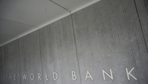 O logotipo do Grupo Banco Mundial é visto na sede do credor global de desenvolvimento, com sede em Washington, D.C., em 17 de janeiro de 2019. O Banco Mundial reduziu sua previsão de crescimento global para 2025 em 10 de junho de 2025, citando tensões comerciais e a consequente incerteza política, enquanto as tarifas abrangentes do presidente dos EUA, Donald Trump, tensionavam as relações e pesavam sobre as perspectivas econômicas. O banco reduziu sua projeção de crescimento do PIB global para 2,3% em seu último relatório de perspectivas econômicas, ante 2,7% esperados em janeiro, o mais recente de uma série de rebaixamentos por organizações internacionais. (Foto de Eric BARADAT / AFP)