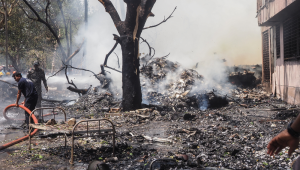 Bombeiros trabalham no local onde o voo 171 da Air India caiu em uma área residencial próxima ao aeroporto de Ahmedabad, em 12 de junho de 2025. O avião de passageiros, com destino a Londres, caiu na cidade de Ahmedabad, no oeste da Índia, com 242 pessoas a bordo, segundo autoridades da aviação, em um acidente que a companhia aérea classificou como "tragédia". (Foto: Sam Panthaky / AFP)