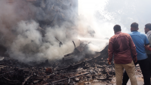 Bombeiros retiram o corpo de uma vítima após a queda do voo 171 da Air India em uma área residencial próxima ao aeroporto de Ahmedabad, no oeste da Índia, em 12 de junho de 2025. A aeronave, com destino a Londres, transportava 242 pessoas quando caiu. A companhia aérea classificou o desastre como um “acidente trágico”.