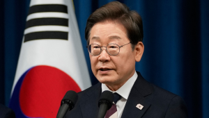 O presidente da Coreia do Sul, Lee Jae-myung, fala durante uma coletiva de imprensa no gabinete presidencial em Seul, em 4 de junho de 2025. (Foto de Ahn Young-joon / POOL / AFP)
