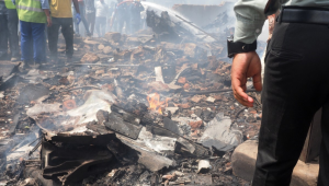 Destroços são vistos no local onde o voo 171 da Air India caiu em uma área residencial próxima ao aeroporto de Ahmedabad, em 12 de junho de 2025. O avião de passageiros, que seguia para Londres, caiu na cidade de Ahmedabad, no oeste da Índia, com 242 pessoas a bordo, segundo autoridades da aviação. A companhia aérea classificou o ocorrido como um “acidente trágico”. (Foto: Sam Panthaky / AFP)