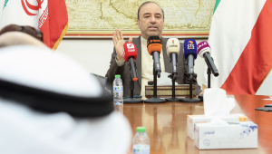 O embaixador do Irã no Kuwait, Mohammad Totonji, fala durante uma coletiva de imprensa na embaixada na Cidade do Kuwait, em 16 de junho de 2025. (Foto de YASSER AL-ZAYYAT / AFP)