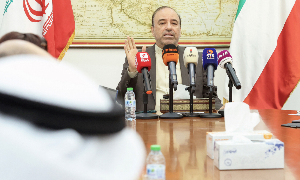 O embaixador do Irã no Kuwait, Mohammad Totonji, fala durante uma coletiva de imprensa na embaixada na Cidade do Kuwait, em 16 de junho de 2025. (Foto de YASSER AL-ZAYYAT / AFP)