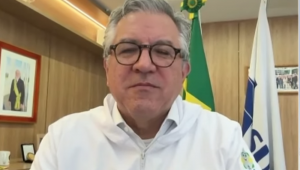 O Ministério da Saúde iniciou a implementação do programa “Agora tem Especialistas”. A iniciativa, lançada na última sexta-feira (30), prevê o uso de toda a estrutura de saúde do país, pública e privada, para ampliar a capacidade de atendimento à população. A expectativa é reduzir o tempo de espera dos pacientes. Para falar sobre o assunto, a Jovem Pan entrevista o ministro da Saúde Alexandre Padilha.