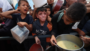 Crianças palestinas aguardam por comida em um ponto de distribuição em Nuseirat, no centro da Faixa de Gaza, em 11 de junho de 2025. Israel tem enfrentado crescente condenação pela crise humanitária na Faixa de Gaza, devastada pela guerra, onde as Nações Unidas alertaram que toda a população corre o risco de fome após a falta de entrada de ajuda por mais de dois meses. (Foto de Eyad BABA / AFP)