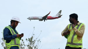 Uma aeronave da Air India Express se prepara para pousar no Aeroporto Internacional de Kempegowda, em Bengaluru, em 4 de setembro de 2024. (Foto de Idrees MOHAMMED / AFP)