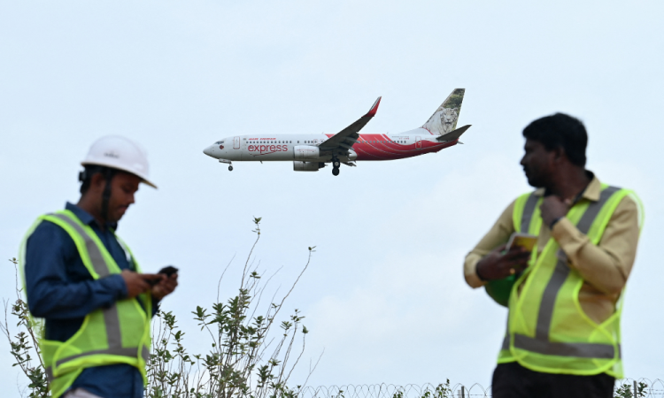 Uma aeronave da Air India Express se prepara para pousar no Aeroporto Internacional de Kempegowda, em Bengaluru, em 4 de setembro de 2024. (Foto de Idrees MOHAMMED / AFP)