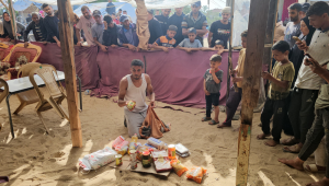 Palestinos deslocados recebem pacotes de alimentos de uma fundação apoiada pelos EUA que se compromete a distribuir ajuda humanitária no oeste de Rafah, no sul da Faixa de Gaza, em 27 de maio de 2025. Milhares de palestinos correram para um novo centro de distribuição de ajuda administrado por um grupo apoiado pelos EUA no sul de Gaza em 27 de maio, relataram jornalistas da AFP, o que provocou cenas caóticas enquanto Israel implementava um novo sistema de distribuição. O incidente em Rafah ocorreu dias após o alívio parcial do bloqueio total de ajuda ao território imposto por Israel em 2 de março, o que levou a uma grave escassez de alimentos e medicamentos. (Foto da AFP)