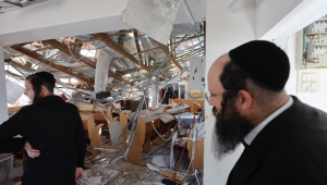 FOTO PRINCIPAL - Pessoas inspecionam os danos dentro de uma sinagoga no local de um ataque de mísseis iranianos em Moshav Zavdiel, perto de Kiryat Gat, no sul de Israel, em 16 de junho de 2025. O Irã desencadeou uma série de ataques de mísseis contra cidades israelenses na manhã de 16 de junho, após Israel atingir alvos militares no interior do Irã, com ambos os lados ameaçando causar ainda mais devastação. (Foto de GIL COHEN-MAGEN / AFP)