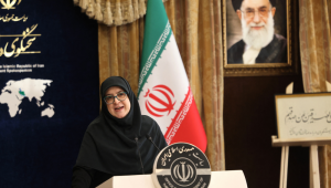 A porta-voz do governo iraniano, Fatemeh Mohajerani, faz uma declaração durante uma coletiva de imprensa em Teerã, em 24 de setembro de 2024. (Foto de ATTA KENARE / AFP) Conteúdo relacionado