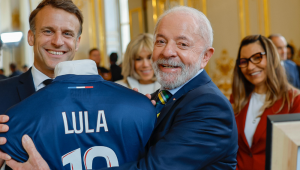 Cerimônia de troca de presentes Presidente da República, Luiz Inácio Lula da Silva e Presidente da França, Emmanuel Macron, durante cerimônia de troca de presentes. Explanada dos Inválidos, Paris - França. Foto: Ricardo Stuckert / PR