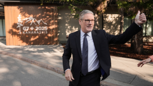 O primeiro-ministro britânico, Keir Starmer, faz um sinal de positivo após falar com a imprensa durante a Cúpula do Grupo dos Sete (G7) no Pomeroy Kananaskis Mountain Lodge em Kananaskis, Alberta, Canadá, em 16 de junho de 2025. (Foto de Stefan Rousseau / POOL / AFP)
