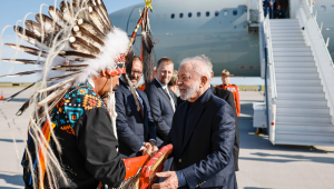 Chegada a Calgary Presidente da República, Luiz Inácio Lula da Silva, durante chegada a Calgary. Aeroporto Internacional de Calgary, Canadá. Foto: Ricardo Stuckert / PR