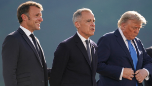 (Da esquerda para a direita) O presidente francês Emmanuel Macron, o primeiro-ministro canadense Mark Carney e o presidente dos EUA Donald Trump posam para uma foto de família durante a Cúpula do Grupo dos Sete (G7) no campo de golfe Kananaskis Country em Kananaskis, Alberta, Canadá, em 16 de junho de 2025. (Foto de Geoff Robins / AFP)