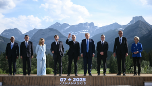 O presidente do Conselho Europeu, Antonio Costa, o primeiro-ministro japonês, Shigeru Ishiba, a primeira-ministra italiana, Giorgia Meloni, o presidente francês, Emmanuel Macron, o primeiro-ministro canadense, Mark Carney, o presidente dos EUA, Donald Trump, o primeiro-ministro britânico, Keir Starmer, o chanceler alemão, Friedrich Merz, e a presidente da União Europeia, Ursula von der Leyen, posam para uma foto de família durante a Cúpula do Grupo dos Sete (G7), no campo de golfe Kananaskis Country, em Kananaskis, Alberta, Canadá, em 16 de junho de 2025. (Foto de Brendan SMIALOWSKI / AFP)