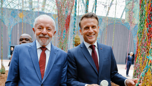 06.06.2025 - Visita à exposição “Nosso Barco Tambor Terra”, de Ernesto Neto, na companhia do Presidente da República Francesa, Emmanuel Macron 06.06.2025 - Presidente da República, Luiz Inácio Lula da Silva, durante visita à exposição “Nosso Barco Tambor Terra”, de Ernesto Neto, na companhia do Presidente da República Francesa, Emmanuel Macron, no Grand Palais. Paris - França. Foto: Ricardo Stuckert / PR