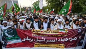 Muçulmanos xiitas do Majlis Wahdat-e-Muslimeen (MWM) marcham durante um protesto anti-Israel em Islamabad, em 17 de junho de 2025, em meio ao conflito entre Israel e o Irã. (Foto de Aamir QURESHI / AFP)