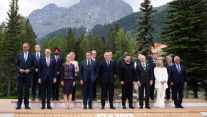 O secretário do Tesouro dos EUA, Scott Bessent, o presidente do Banco Mundial, Ajay Banga, a presidente da Comissão Europeia, Ursula Von der Leyen, o primeiro-ministro britânico, Keir Starmer, o presidente sul-coreano, Lee Jae-myung, o presidente sul-africano, Cyril Ramaphosa, o primeiro-ministro indiano, Narendra Modi, o primeiro-ministro japonês, Shigeru Ishiba, o secretário-geral da ONU, Antonio Guterres, o secretário-geral da OTAN, Mark Rutte (da esq. para a dir., fileira inferior), o chanceler alemão, Friedrich Merz, o primeiro-ministro australiano, Anthony Albanese, a presidente mexicana, Claudia Sheinbaum, o presidente francês, Emmanuel Macron, o primeiro-ministro canadense, Mark Carney, o presidente ucraniano, Volodymyr Zelensky, o presidente brasileiro, Luiz Inácio Lula da Silva, a primeira-ministra italiana, Giorgia Meloni, e o presidente do Conselho Europeu, Antonio Costa, posam para uma foto de família durante a Cúpula do Grupo dos Sete (G7) no campo de golfe Kananaskis Country, em Kananaskis, Alberta, Canadá, em 17 de junho de 2025. (Foto de Stefan Rousseau / POOL / AFP)