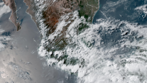 Esta imagem de satélite, obtida da Administração Oceânica e Atmosférica Nacional (NOAA)/GOES, mostra a tempestade tropical Erick sobre o sul do México em 17 de junho de 2025. A tempestade tropical Erick atingiu a costa do Pacífico mexicano em 17 de junho, provavelmente se transformando em furacão, trazendo chuvas torrenciais com risco de morte nos próximos dias, informou o Centro Nacional de Furacões dos EUA (NHC). "Prevê-se um rápido fortalecimento nos próximos um ou dois dias, e espera-se que Erick se torne um furacão hoje à noite ou na madrugada de quarta-feira", acrescentou. (Foto: Handout / NOAA / AFP) / USO RESTRITO AO EDITORIAL - CRÉDITO OBRIGATÓRIO "AFP PHOTO / NOAA / GOES" - SEM MARKETING, SEM CAMPANHAS PUBLICITÁRIAS - DISTRIBUÍDO COMO UM SERVIÇO AOS CLIENTES