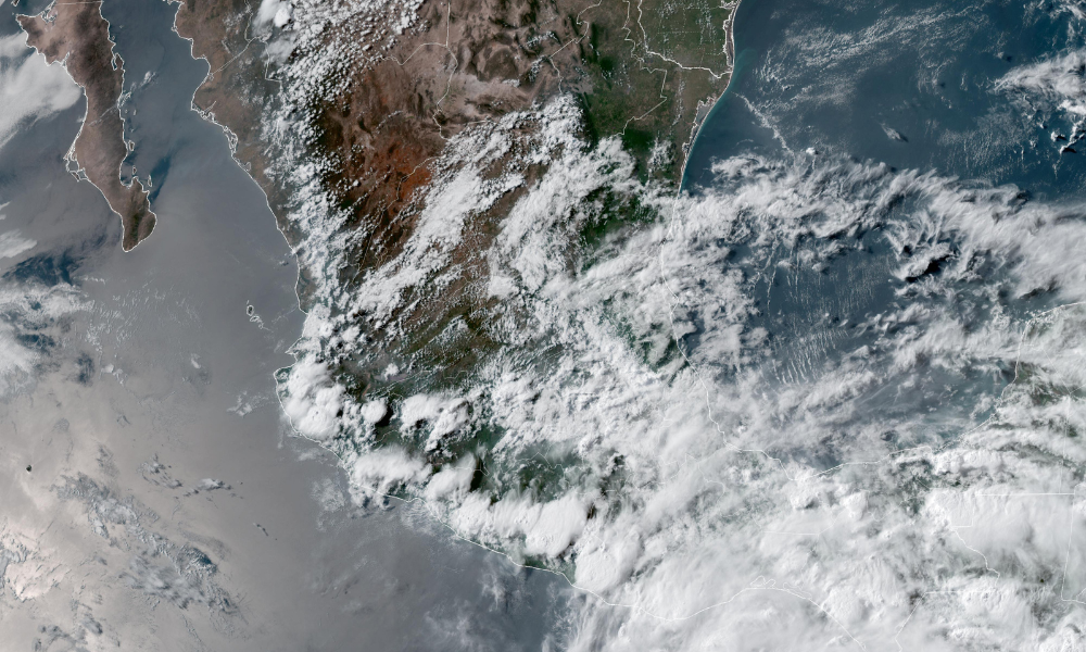Esta imagem de satélite, obtida da Administração Oceânica e Atmosférica Nacional (NOAA)/GOES, mostra a tempestade tropical Erick sobre o sul do México em 17 de junho de 2025. A tempestade tropical Erick atingiu a costa do Pacífico mexicano em 17 de junho, provavelmente se transformando em furacão, trazendo chuvas torrenciais com risco de morte nos próximos dias, informou o Centro Nacional de Furacões dos EUA (NHC). "Prevê-se um rápido fortalecimento nos próximos um ou dois dias, e espera-se que Erick se torne um furacão hoje à noite ou na madrugada de quarta-feira", acrescentou. (Foto: Handout / NOAA / AFP) / USO RESTRITO AO EDITORIAL - CRÉDITO OBRIGATÓRIO "AFP PHOTO / NOAA / GOES" - SEM MARKETING, SEM CAMPANHAS PUBLICITÁRIAS - DISTRIBUÍDO COMO UM SERVIÇO AOS CLIENTES