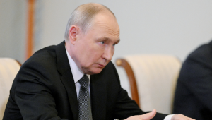 Nesta fotografia distribuída pela agência estatal russa Sputnik, o presidente russo Vladimir Putin se encontra com o presidente do Novo Desenvolvimento à margem do Fórum Econômico Internacional de São Petersburgo (SPIEF), em São Petersburgo, em 18 de junho de 2025. A 28ª edição do Fórum Econômico Internacional de São Petersburgo (SPIEF) acontece de 18 a 21 de junho de 2025, no Centro de Convenções e Exposições ExpoForum, em São Petersburgo. (Foto de Alexey DANICHEV / POOL / AFP)