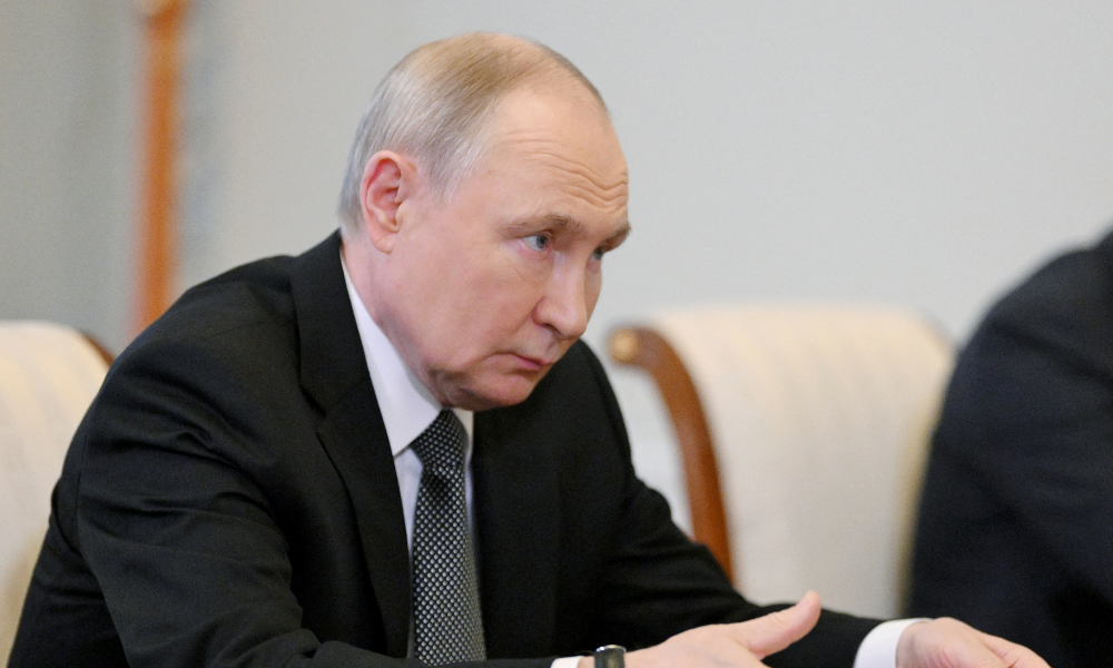 Nesta fotografia distribuída pela agência estatal russa Sputnik, o presidente russo Vladimir Putin se encontra com o presidente do Novo Desenvolvimento à margem do Fórum Econômico Internacional de São Petersburgo (SPIEF), em São Petersburgo, em 18 de junho de 2025. A 28ª edição do Fórum Econômico Internacional de São Petersburgo (SPIEF) acontece de 18 a 21 de junho de 2025, no Centro de Convenções e Exposições ExpoForum, em São Petersburgo. (Foto de Alexey DANICHEV / POOL / AFP)