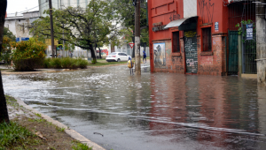 Ruas alagadas em vários bairros de Porto Alegre (RS), após fortes chuvas nesta quarta-feira, 18 de junho de 2025. O mau tempo que afeta grande parte do Estado, causou danos a 58 municípios, deixando dois mortos, um desaparecido e mais de mil desalojados, segundo a Defesa Civil. A previsão dos especialistas e que a situação da região metropolitana piore nos próximos dias, devido a chegada das águas oriundas da região serrana. Foto: CELLO OLIVER/THENEWS2/ESTADÃO CONTEÚDO