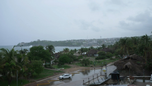 Esta captura de tela de um vídeo da AFPTV mostra a popular cidade turística de Puerto Escondido enquanto o furacão Erick se aproxima da costa do Pacífico mexicano como uma poderosa tempestade de categoria 3 no estado de Oaxaca, México, em 18 de junho de 2025. O furacão Erick avançou sobre a costa do Pacífico mexicano na quarta-feira, tendo se fortalecido para uma poderosa tempestade de categoria 3, informou o Centro Nacional de Furacões dos EUA, alertando sobre inundações potencialmente fatais. (Foto de Carlo ECHEGOYEN / AFPTV / AFP)