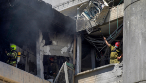 Equipes de emergência inspecionam um prédio gravemente danificado no Hospital Soroka, em Bersheba, no sul de Israel, após um ataque com mísseis iranianos em 19 de junho de 2025. Um hospital no sul de Israel foi atingido por uma barragem de "dezenas" de mísseis iranianos em 19 de junho, disseram autoridades, enquanto outro impacto foi relatado pelos serviços de emergência na região de Tel Aviv. (Foto de MAYA LEVIN / AFP)