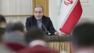 Esta foto, fornecida pelo Ministério das Relações Exteriores do Irã, mostra o Ministro das Relações Exteriores do Irã, Abbas Araghchi, reunindo-se com embaixadores de países estrangeiros em Teerã, em 15 de junho de 2025. Israel e Irã trocaram fogo pesado pelo terceiro dia consecutivo em 15 de junho, com o aumento de baixas e o aumento de alvos, marcando uma forte escalada nas hostilidades entre os inimigos de longa data. (Foto do Ministério das Relações Exteriores do Irã / AFP) / USO RESTRITO AO EDITORIAL - CRÉDITO OBRIGATÓRIO "AFP PHOTO / HO / MINISTÉRIO DAS RELAÇÕES EXTERIORES DO IRÃ" - SEM MARKETING, SEM CAMPANHAS PUBLICITÁRIAS - DISTRIBUÍDO COMO UM SERVIÇO AOS CLIENTES