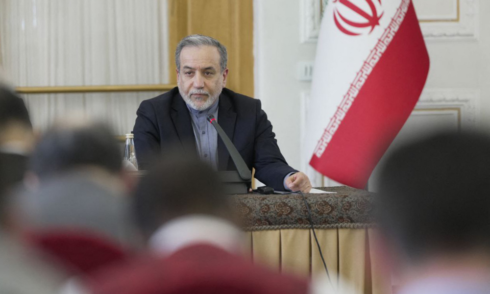 Esta foto, fornecida pelo Ministério das Relações Exteriores do Irã, mostra o Ministro das Relações Exteriores do Irã, Abbas Araghchi, reunindo-se com embaixadores de países estrangeiros em Teerã, em 15 de junho de 2025. Israel e Irã trocaram fogo pesado pelo terceiro dia consecutivo em 15 de junho, com o aumento de baixas e o aumento de alvos, marcando uma forte escalada nas hostilidades entre os inimigos de longa data. (Foto do Ministério das Relações Exteriores do Irã / AFP) / USO RESTRITO AO EDITORIAL - CRÉDITO OBRIGATÓRIO "AFP PHOTO / HO / MINISTÉRIO DAS RELAÇÕES EXTERIORES DO IRÃ" - SEM MARKETING, SEM CAMPANHAS PUBLICITÁRIAS - DISTRIBUÍDO COMO UM SERVIÇO AOS CLIENTES