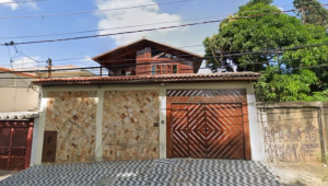 Jovem autista é libertado após invasão a casa e reféns em SP Leia mais em: https://www.gazetasp.com.br/policia/jovem-autista-libertado-invasao-refens-casa-sp/1157937/ Reprodução/ Google Street View