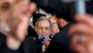 O Ministro das Relações Exteriores do Irã, Abbas Araghchi, faz uma declaração durante sua visita ao mausoléu do líder do Hezbollah libanês, Hassan Nasrallah, morto em um ataque aéreo israelense em setembro de 2024, nos subúrbios ao sul de Beirute em 3 de junho de 2025. (Foto de Anwar AMRO / AFP)