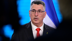 O Ministro das Relações Exteriores de Israel, Gideon Sa'ar, participa de uma coletiva de imprensa conjunta com o Ministro das Relações Exteriores da Alemanha no Ministério das Relações Exteriores em Berlim, em 5 de junho de 2025. (Foto de John MACDOUGALL / AFP)
