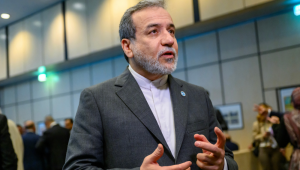 O ministro das Relações Exteriores do Irã, Abbas Araghchi, fala com jornalistas antes da foto de família durante a 51ª sessão do Conselho de Ministros das Relações Exteriores da Organização de Cooperação Islâmica (OCI) em Istambul, em 21 de junho de 2025. (Foto de Yasin AKGUL / AFP)