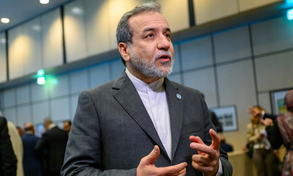 O ministro das Relações Exteriores do Irã, Abbas Araghchi, fala com jornalistas antes da foto de família durante a 51ª sessão do Conselho de Ministros das Relações Exteriores da Organização de Cooperação Islâmica (OCI) em Istambul, em 21 de junho de 2025. (Foto de Yasin AKGUL / AFP)